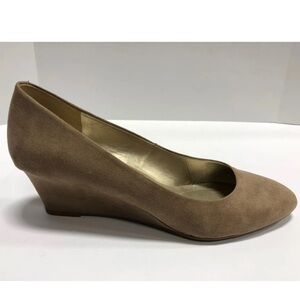 Elegant Tan Wedge Pumps